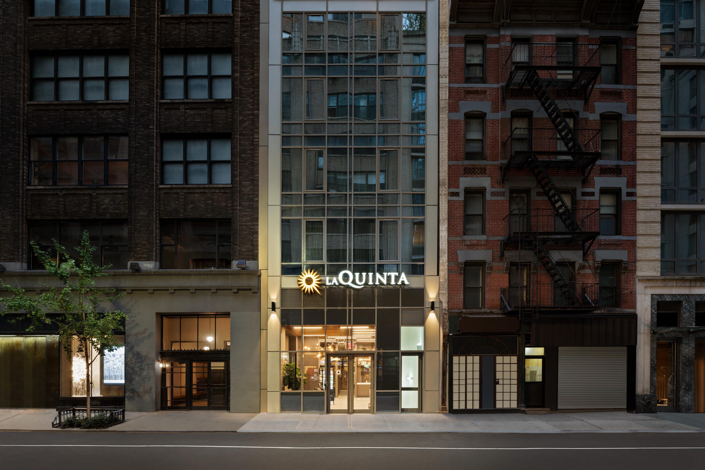 Отель La Quinta By Wyndham Time Square South Нью-Йорк Экстерьер фото
